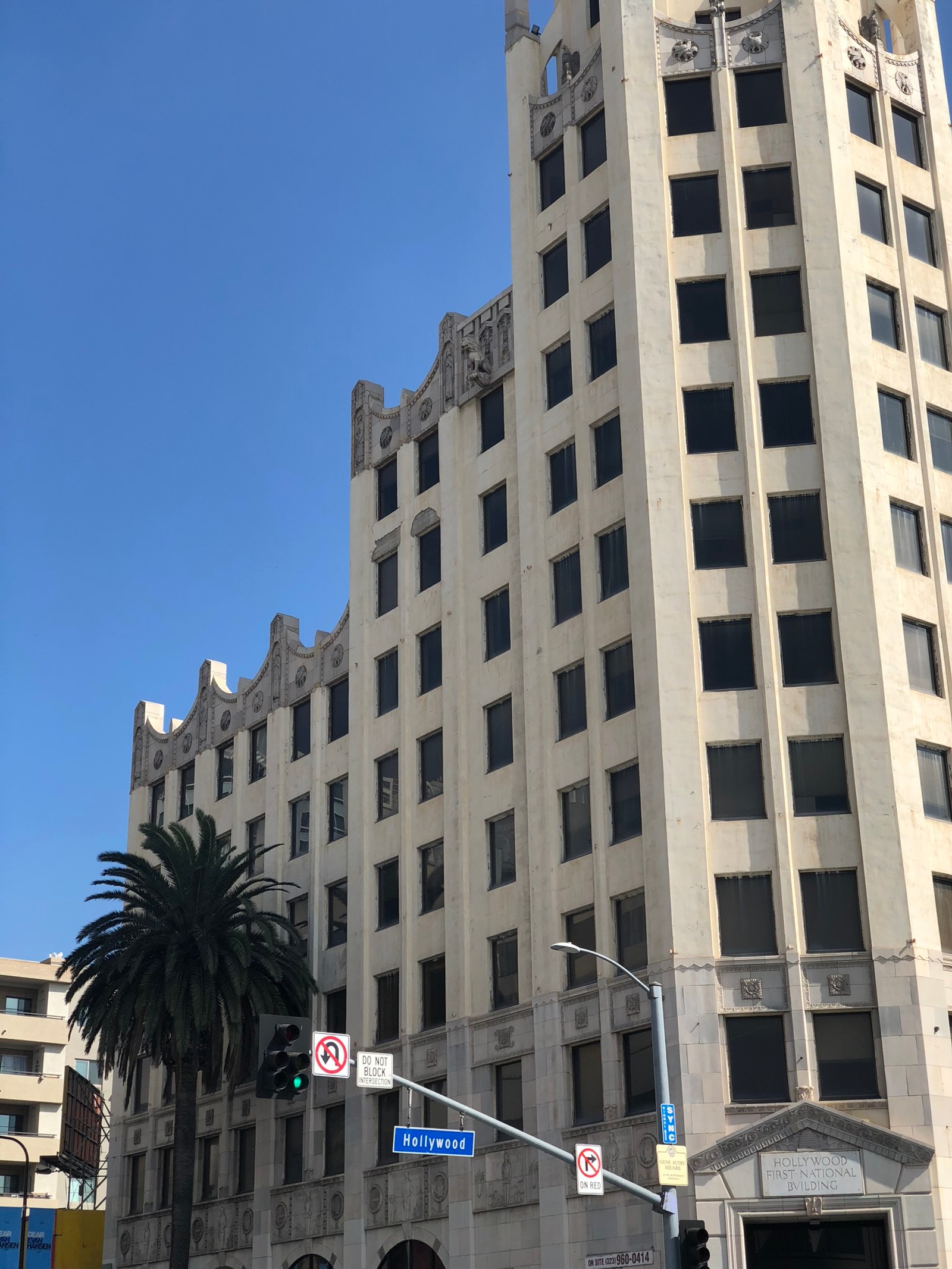 Il y a un grand bâtiment avec une tour de l'horloge au sommet (hollywood, tourisme, fenêtre, bâtiment commercial, bâtiment)