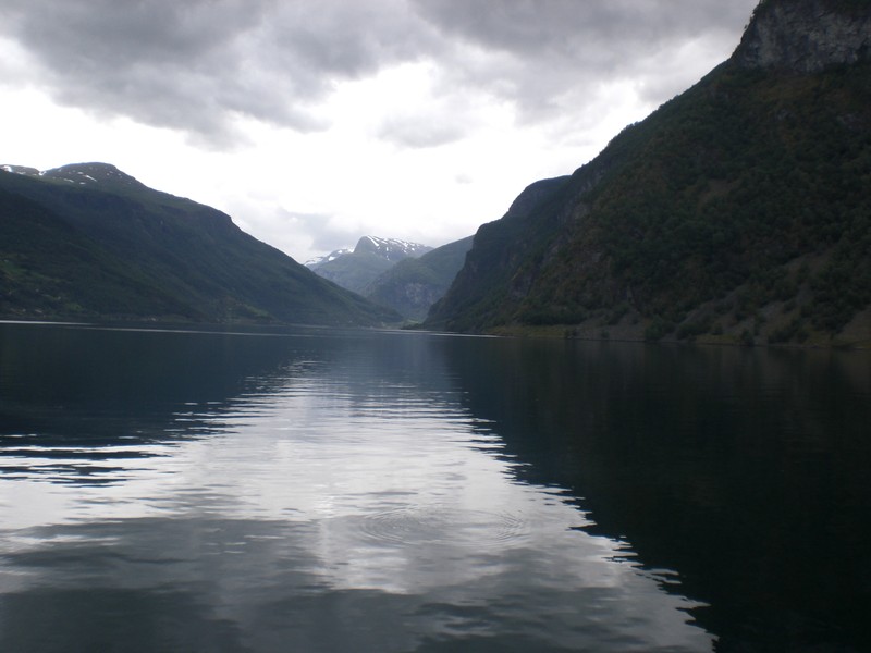 Лодка, плавающая в воде рядом с горами (фьорд, озерный край, lake district, ледниковое озеро, озеро)