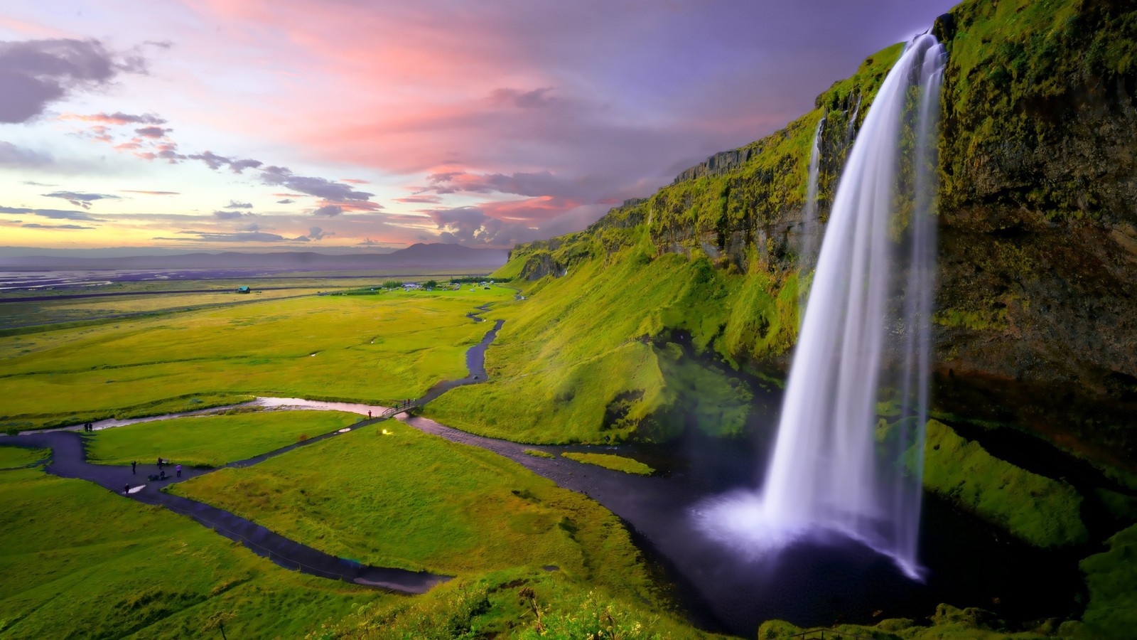 Водопад в середине густой зеленой долины (сельяландсфосс, seljalandsfoss, водопад, природа, водные ресурсы)