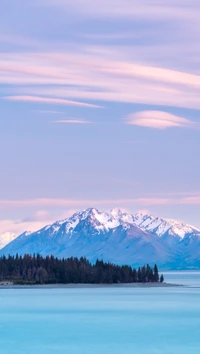 Réflexions azurées époustouflantes au lac Tekapo entouré de majestueuses Alpes