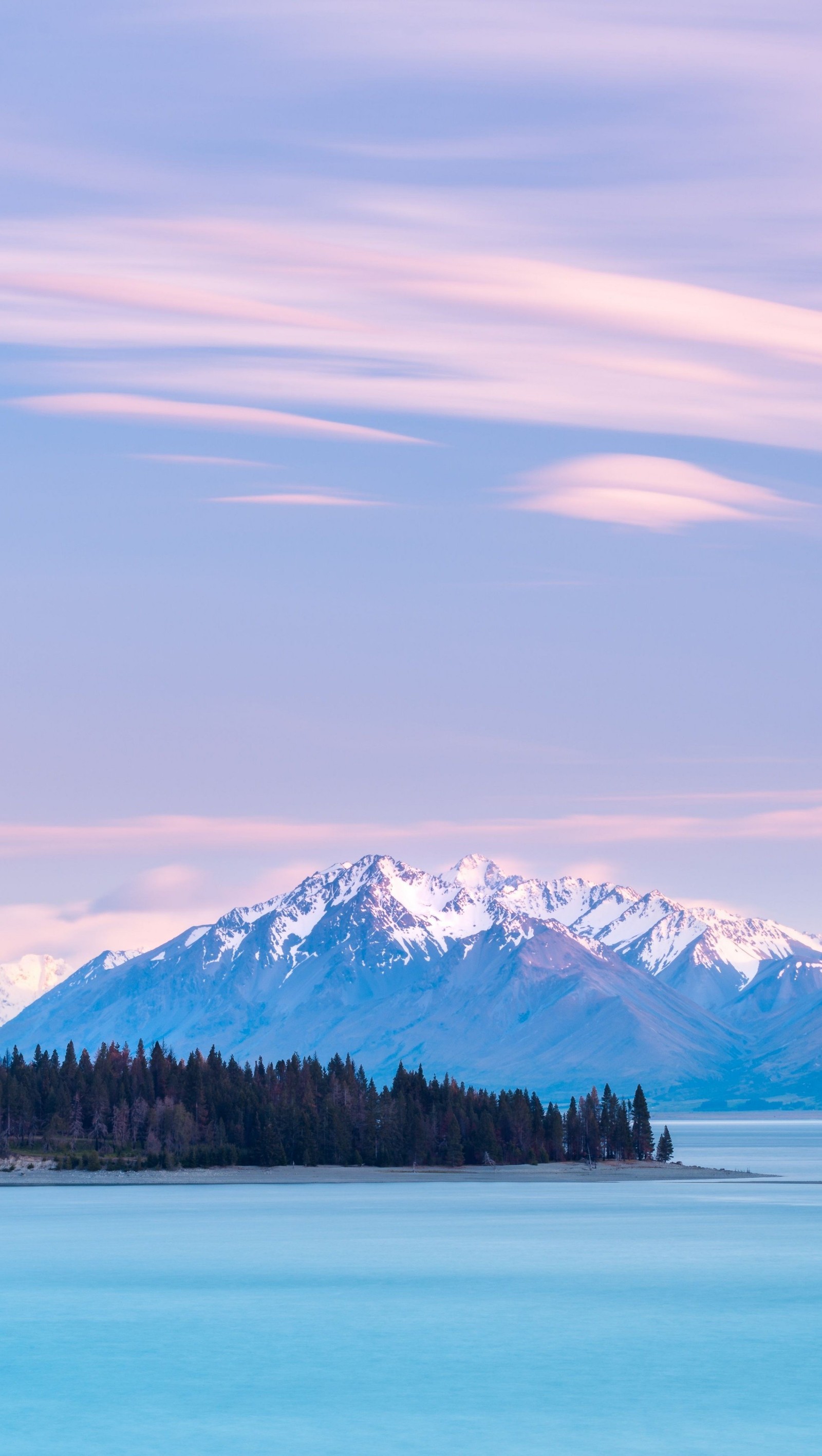 Montanhas ao fundo com um corpo de água em primeiro plano (lago tekapo, montanha, natureza, alpes, nuvem)