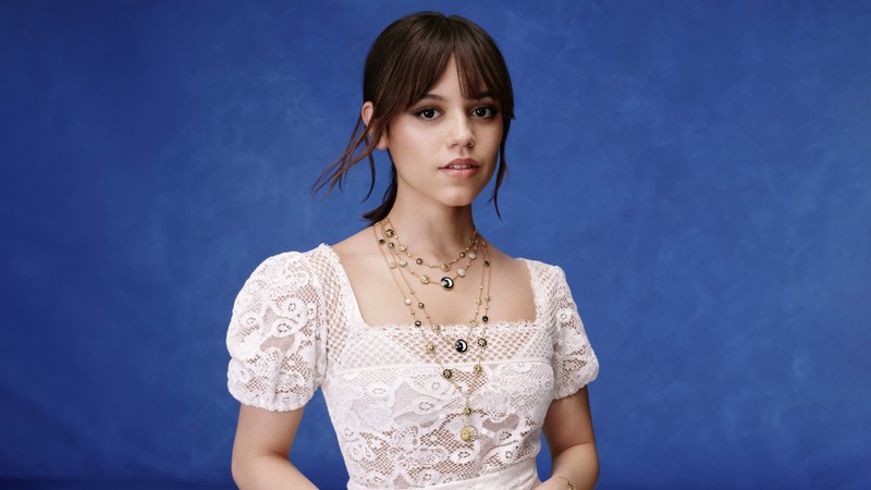 Женщина в белом платье позирует для фотографии (дженна ортега, jenna ortega, портрет, синий фон, 8k)