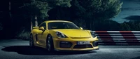 Ярко-желтый Porsche 718 Cayman в ночной обстановке