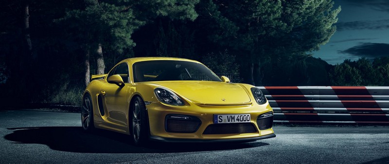 Жёлтый спортивный автомобиль porsche едет по трассе ночью (porsche cayman, porsche, спортивный автомобиль, porsche 718 cayman, машина)