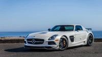 Mercedes-Benz SLS AMG: Элегантный производительный суперкар у океана.