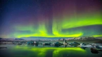 Vibrante Aurora Boreal sobre uma paisagem de tundra tranquila