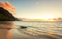 Ruhiger Strand bei Sonnenuntergang mit lebhaften Wolken und sanften Wellen