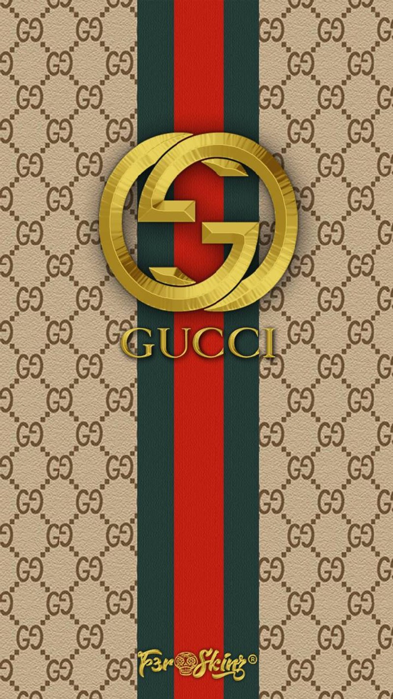 Близкий план золотого логотипа gucci на бежево-зеленом полосатом фоне (логотип)