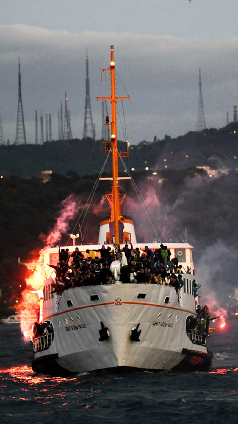 Большая лодка с людьми на воде (фб, fb, фенер, фенербахче, fenerbahce)