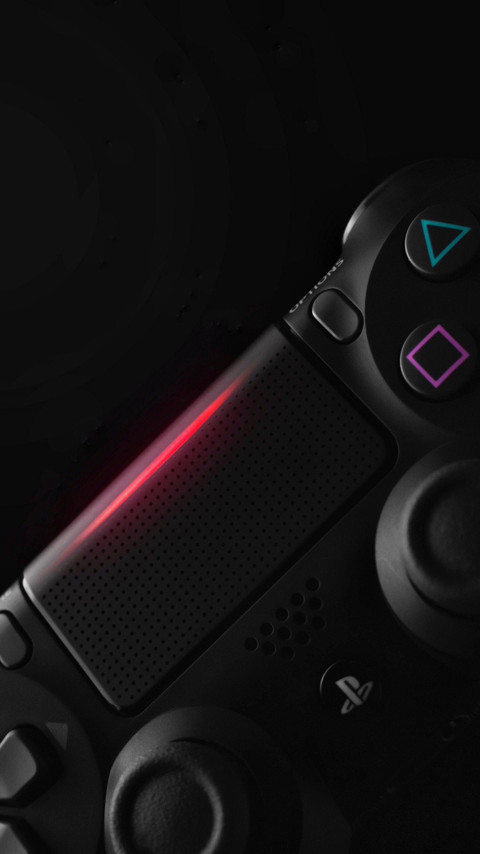 Um close-up de um controle de videogame com uma luz vermelha (dualshock4, ds4, playstation, ps4, ps4pro)