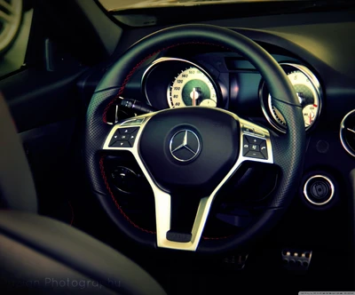 Interior elegante da Mercedes com volante e painel de instrumentos elegantes.