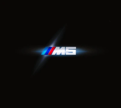 Logotipo da BMW M5 com um design elegante e brilhante contra um fundo escuro.