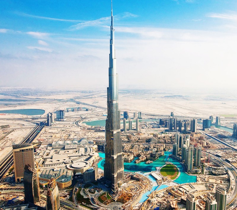 Панорамный вид на город с рекой и высоким зданием (burj khalifa, world longest building)