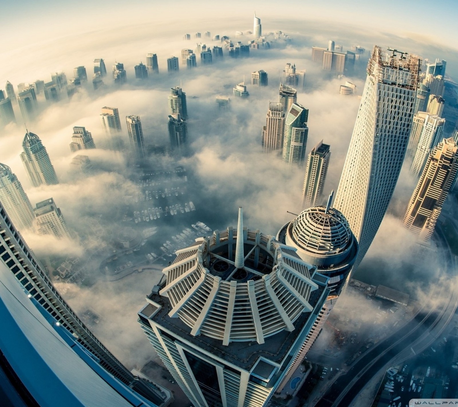 Uma vista de uma cidade de um prédio alto nas nuvens (cidade, céu)