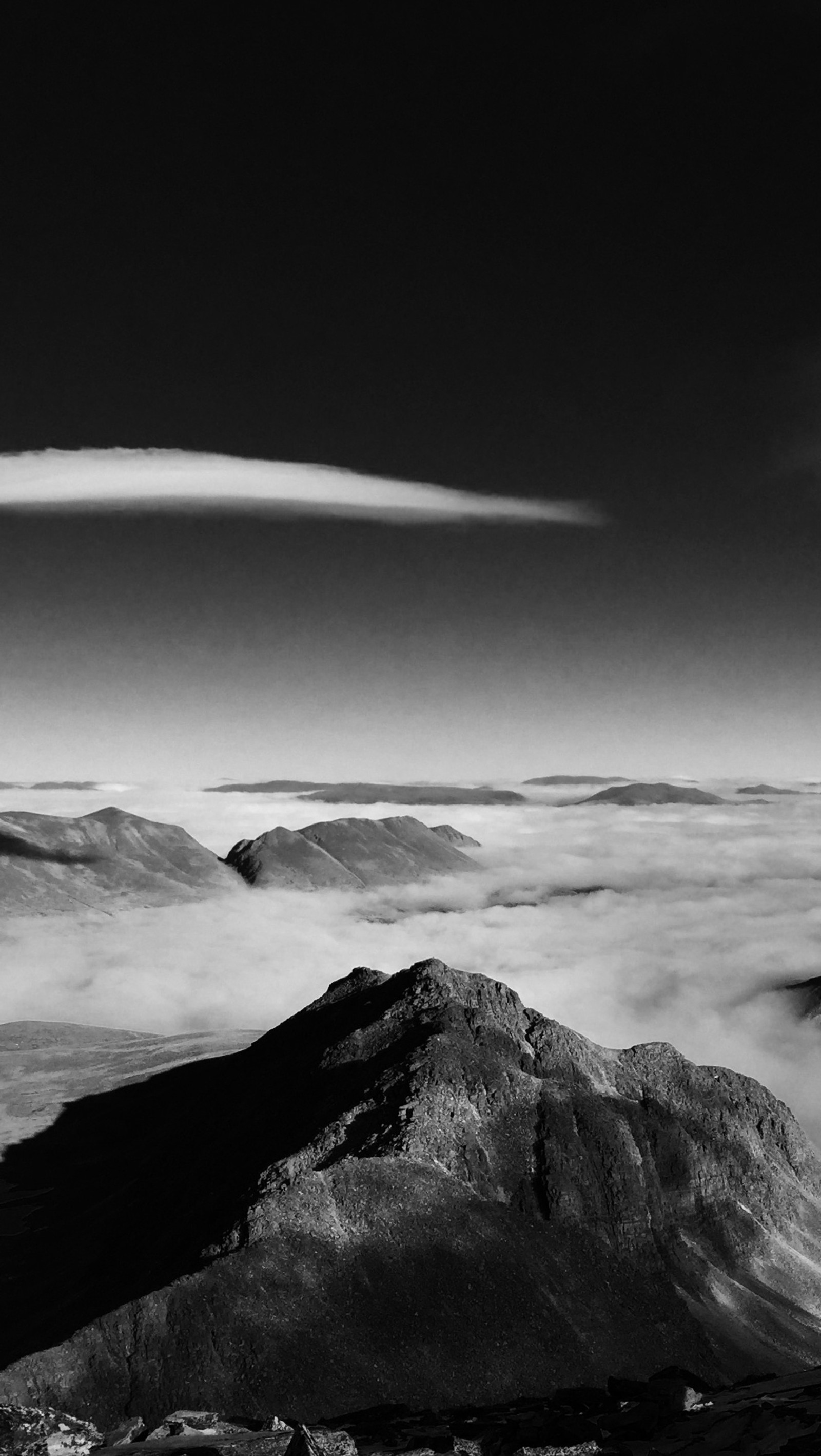 Vista aérea de uma cadeia de montanhas com uma nuvem no céu (nuvens, caminhada, montanhas, natureza, noruega)