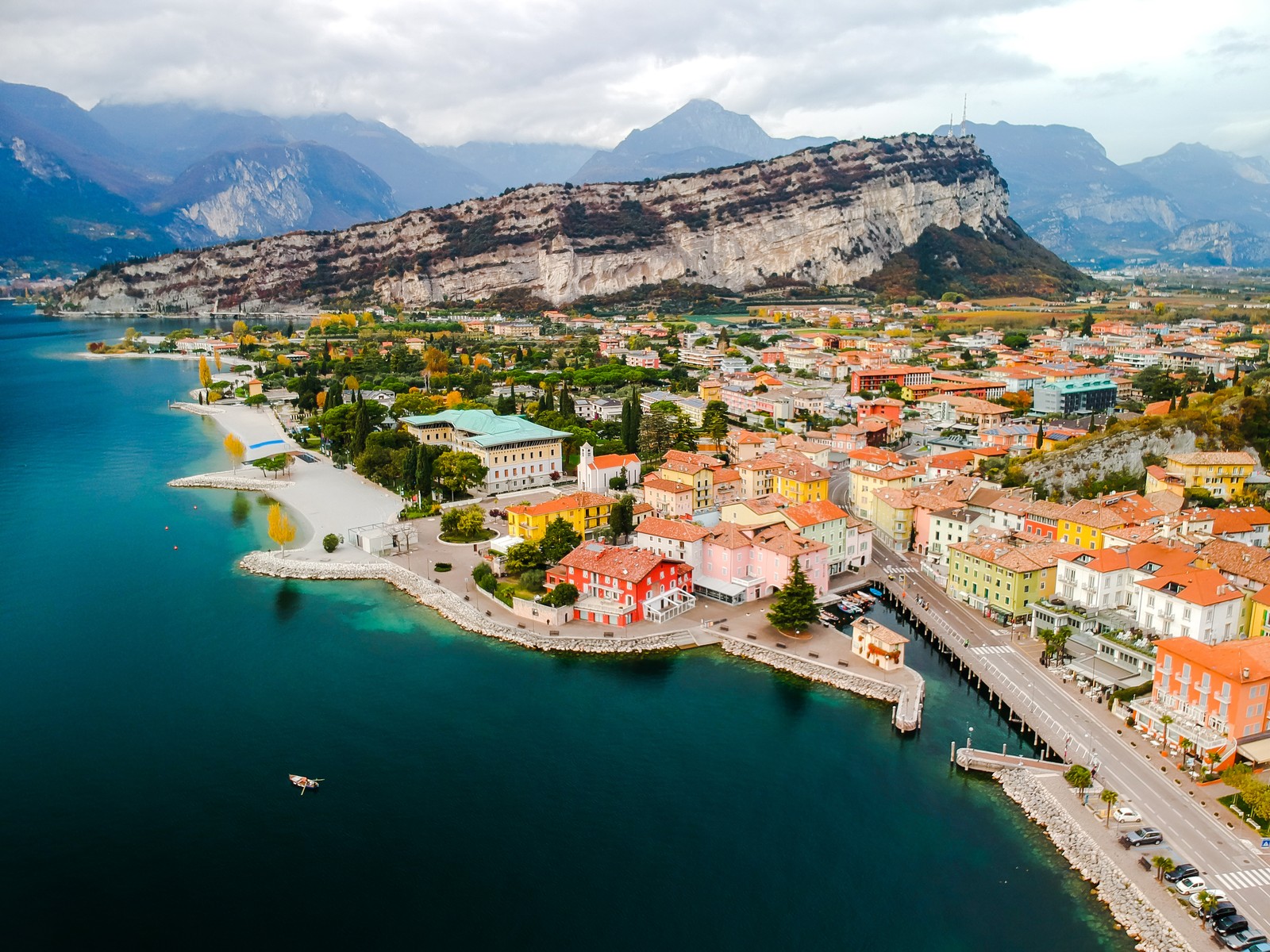 Uma vista de uma cidade à beira de um lago (cidade, dolomite, drone, europa, itália)