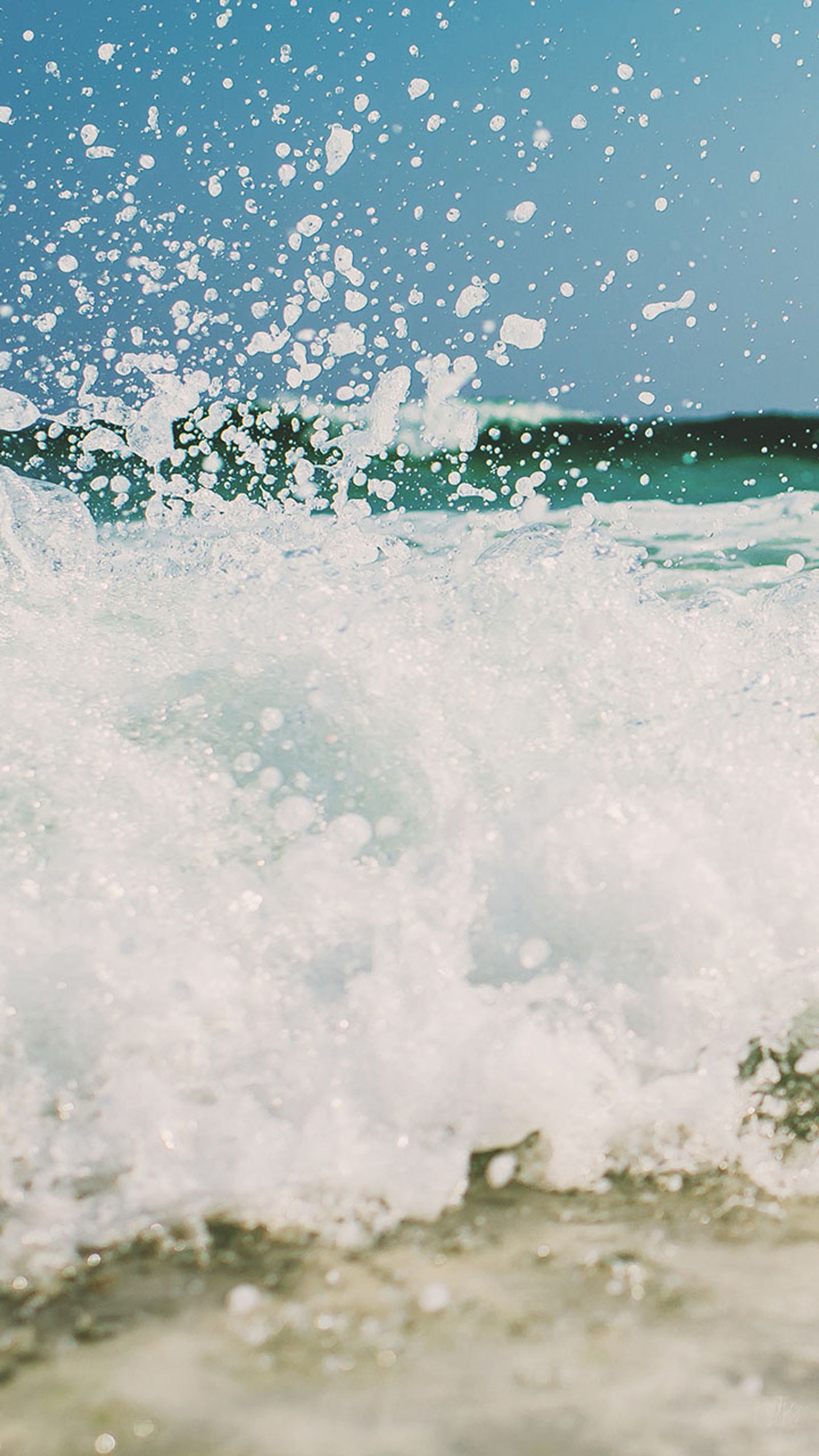 Surfeur dans l'océan avec une planche de surf dans l'eau (plage, océan, vague)