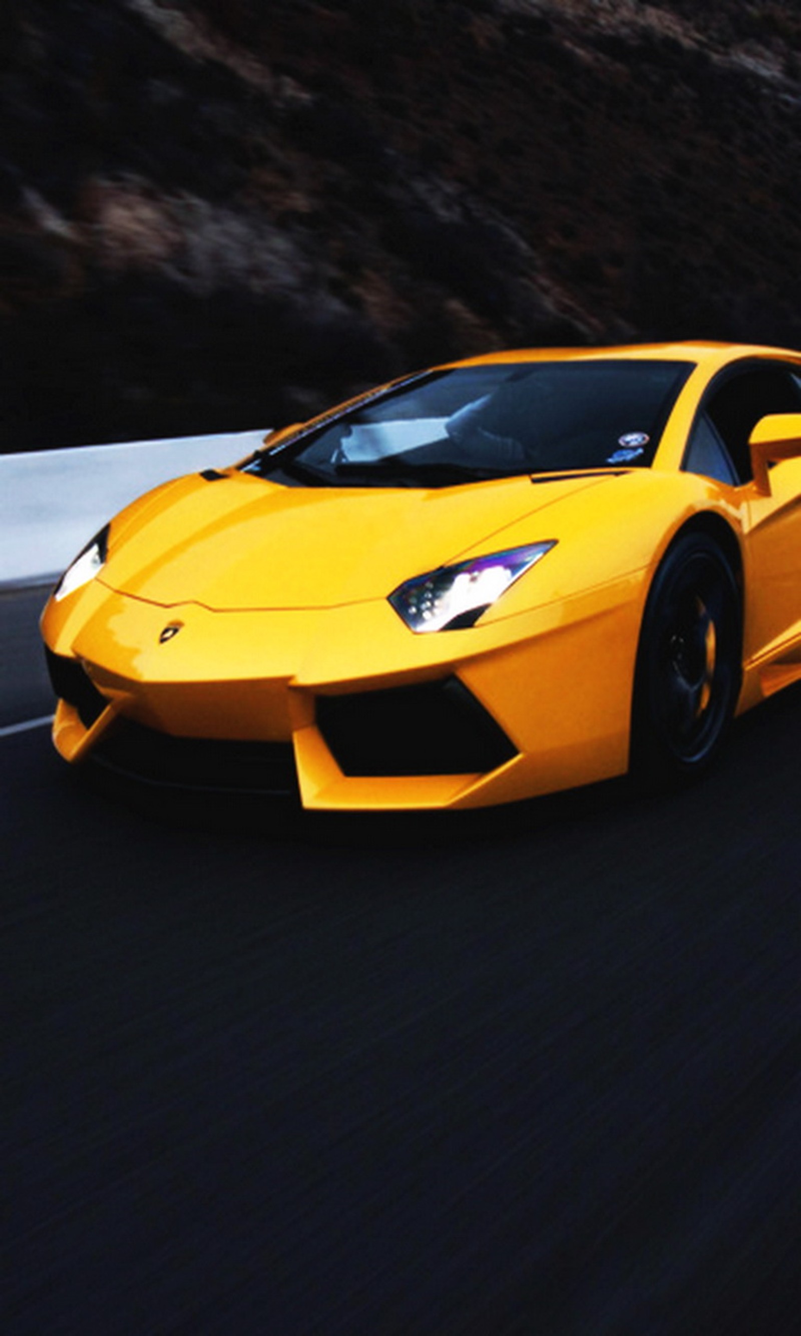 Un primer plano de un coche deportivo amarillo conduciendo por una carretera (coche, hd, lamborghini, amarillo)