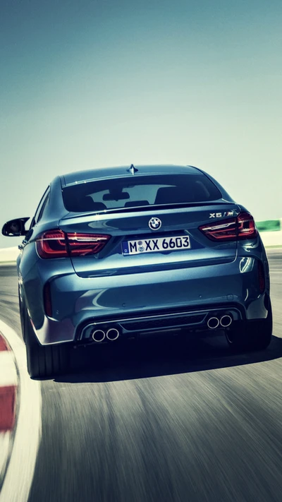 BMW X6 M Vista Trasera: SUV de Lujo en Movimiento