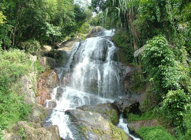 Водопад, струящийся по склону холма (samui, тайланд)