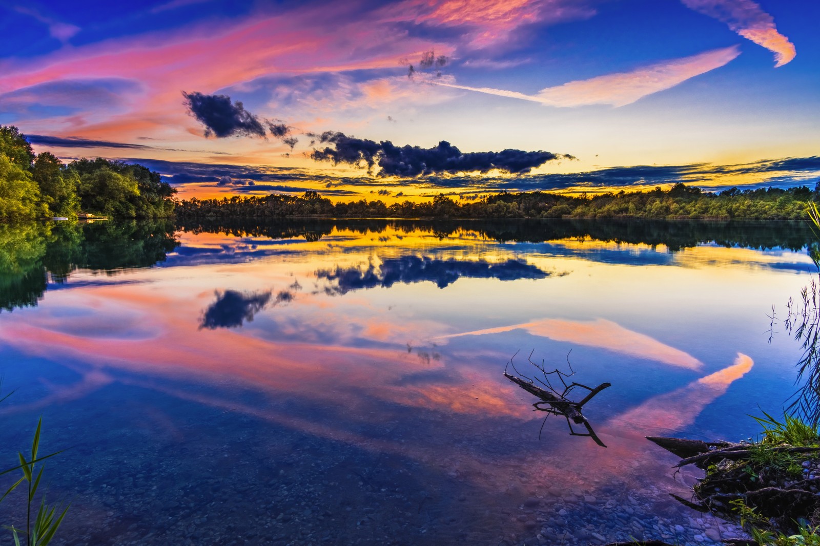 Téléchargez le fond d'écran lac miroir, coucher de soleil, réflexion, crépuscule, nuages