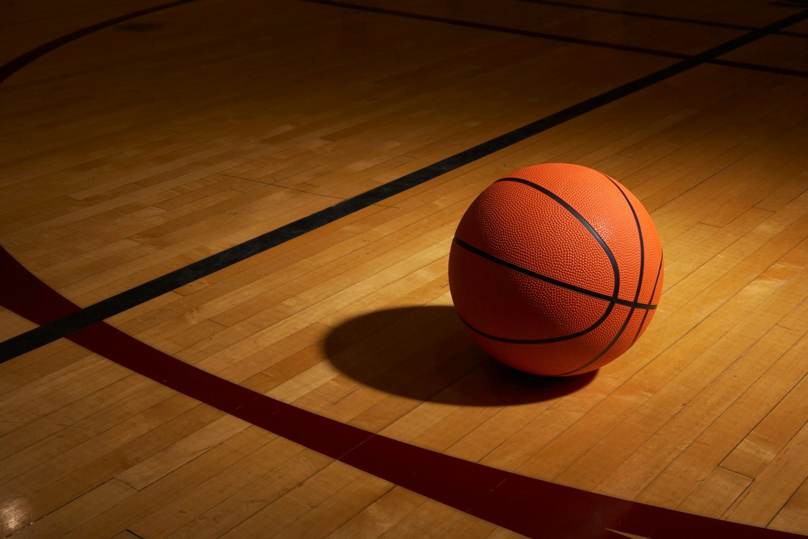 Un primer plano de un balón de baloncesto en una cancha de baloncesto (baloncesto, 5k, cancha de baloncesto, deportes, fondo de pantalla 4k)