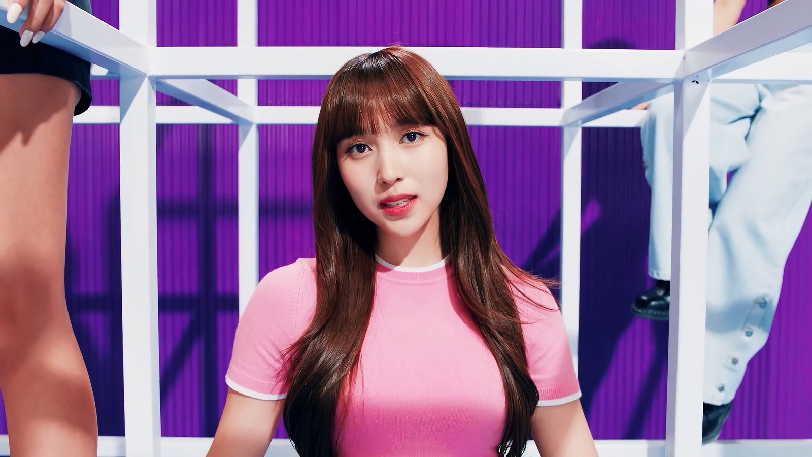 Une femme en chemise rose et shorts noirs assise sur une chaise blanche (deux fois, kpop, filles, mine, myoui mina)