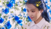 IU Em meio a um fundo floral azul em flor