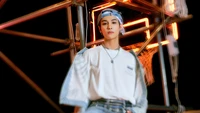 Yangyang von NCT U strahlt Charisma in einer stilvollen, urbanen Umgebung aus und zeigt Elemente des Albums "Misfit Resonance Pt. 1".