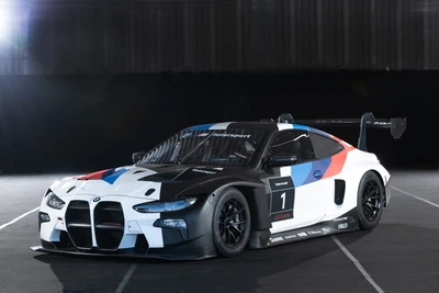 BMW M4 GT3 гоночный автомобиль: издание 2021 года в динамичной студийной обстановке