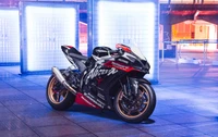 Kawasaki Ninja ZX-10R Präsentation mit Neonlichtern in städtischer Umgebung