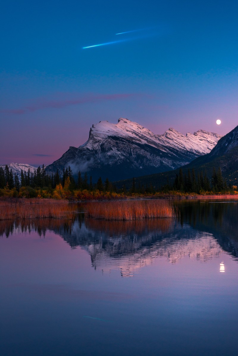 Горы отражаются в озере на закате с полной луной (vermilion lakes, канада, канадские скалы, ледниковые горы, покрытый снегом)