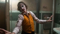 Joaquin Phoenix als der Joker in einer düsteren Toilettenszene aus dem Film "Joker" von 2019.