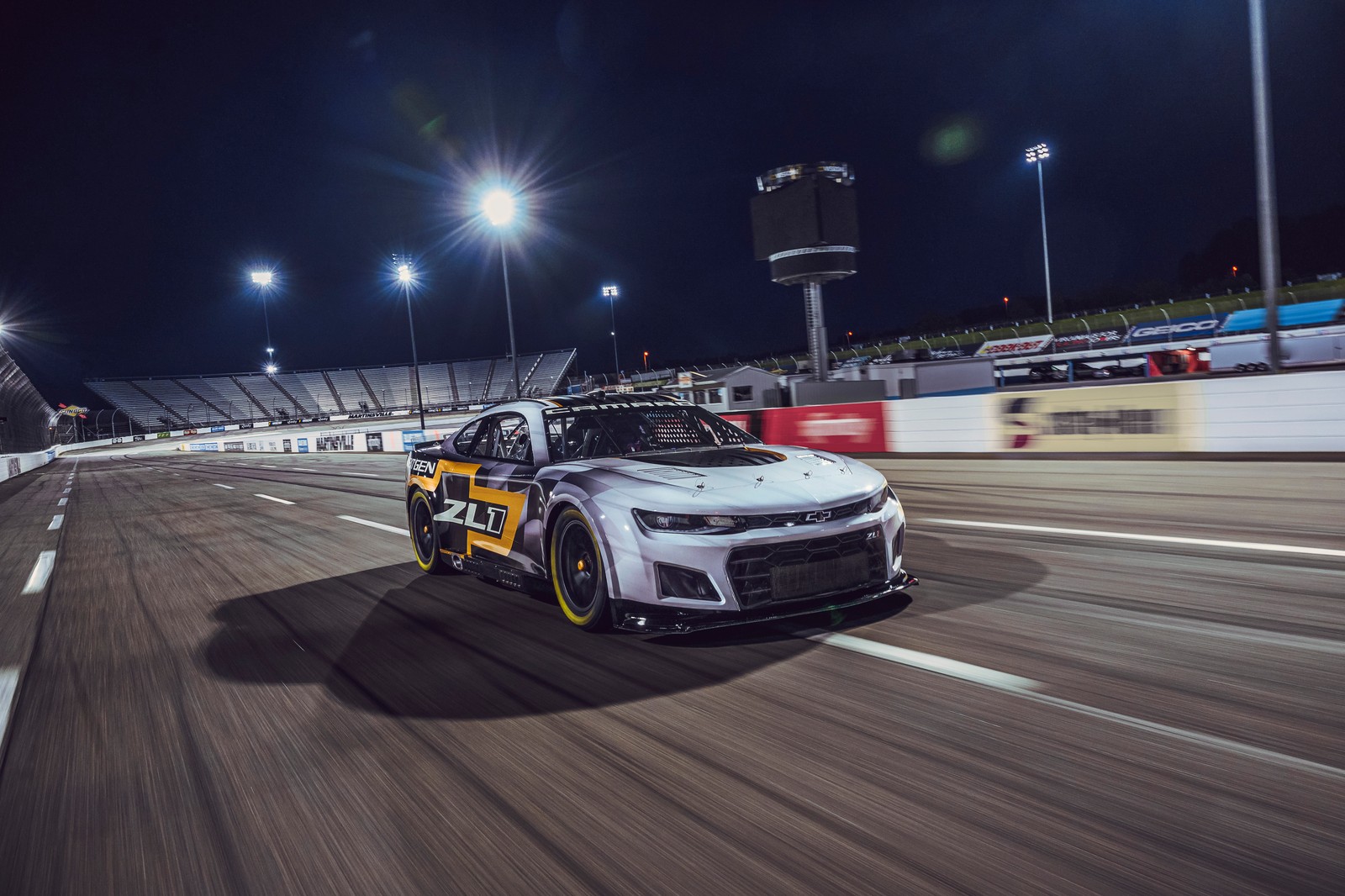 Eine nahaufnahme eines autos, das nachts auf einer strecke fährt (chevrolet camaro zl1, nascar rennwagen, 2021, 5k, autos)