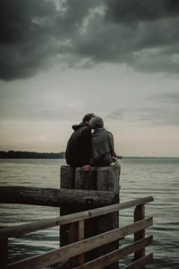 Étreindre l'amour au bord des eaux sereines au crépuscule