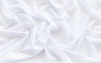 Tissu satin blanc élégant avec un doux drapé