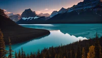 Lago de montanha tranquilo cercado por florestas exuberantes