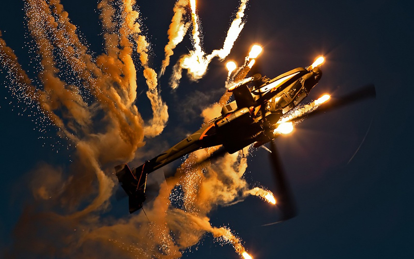 Ein flugzeug, das am himmel mit feuerwerk fliegt (angriffshelikopter, militärhubschrauber, nacht, boeing ah 64 apache, flugzeug)