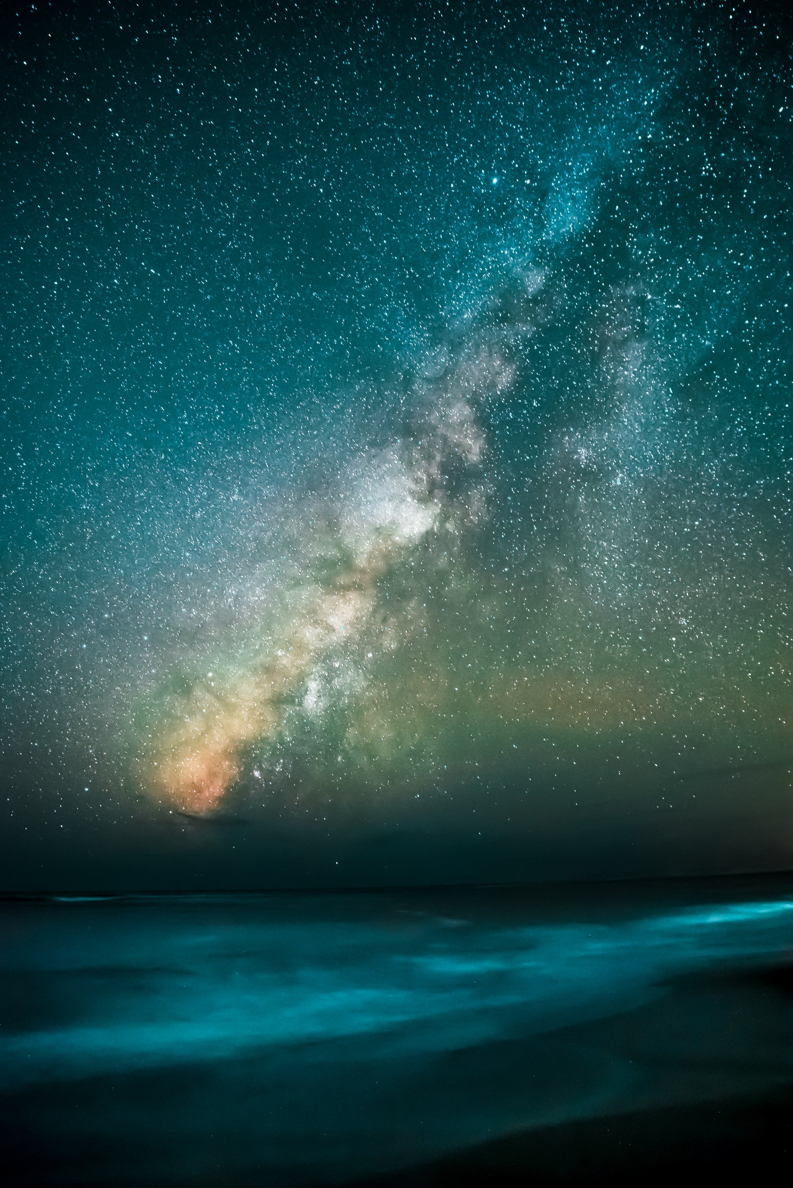 A via láctea sobre o oceano e a praia à noite. (via láctea, terra, galáxia, estrela, espaço)