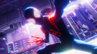 Miles Morales in einer lebendigen, dynamischen Pose, die seinen Spider-Man-Anzug vor einem hochmodernen urbanen Hintergrund im PlayStation 5-Spiel zeigt.