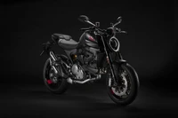 2021 Ducati Monster: Elegante moto deportiva negra sobre fondo oscuro