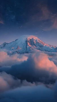 Pico de montanha majestoso acima de um mar de nuvens ao anoitecer