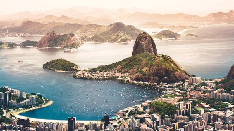 Вид на город с горой на заднем плане (рио де жанейро, rio de janeiro, вода, гора, водные ресурсы)