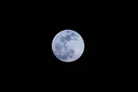 Impresionante luna llena iluminando el cielo nocturno