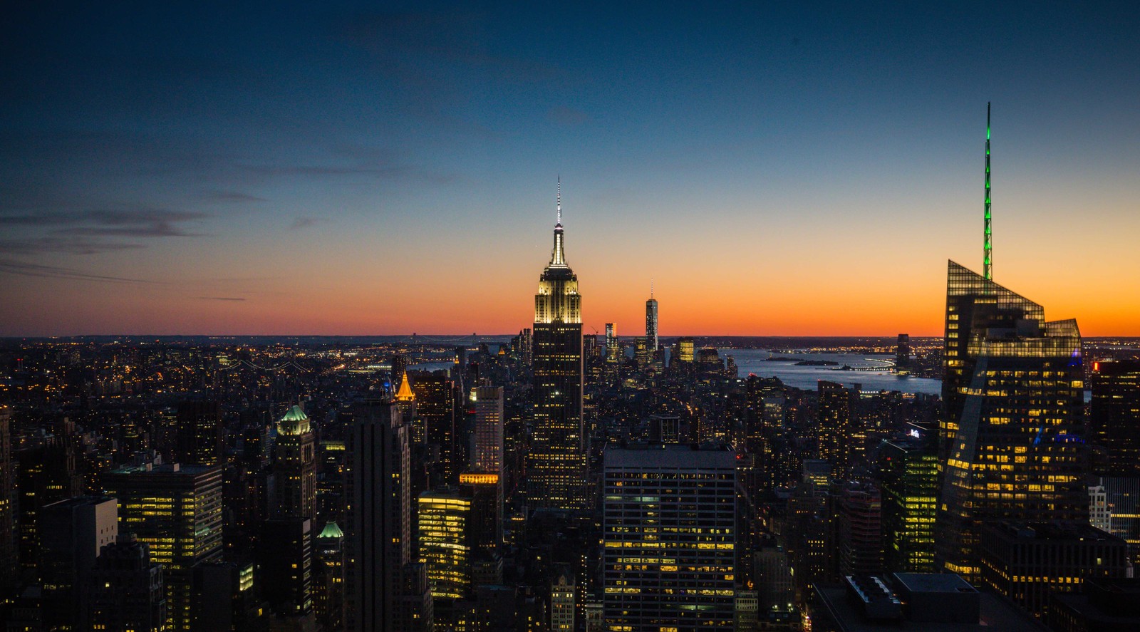 Una vista del horizonte de la ciudad de noche desde la cima del empire state building (rascacielos, ciudad, paisaje urbano, área urbana, panorama)