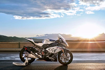 Moto sportive élégante contre un ciel de coucher de soleil