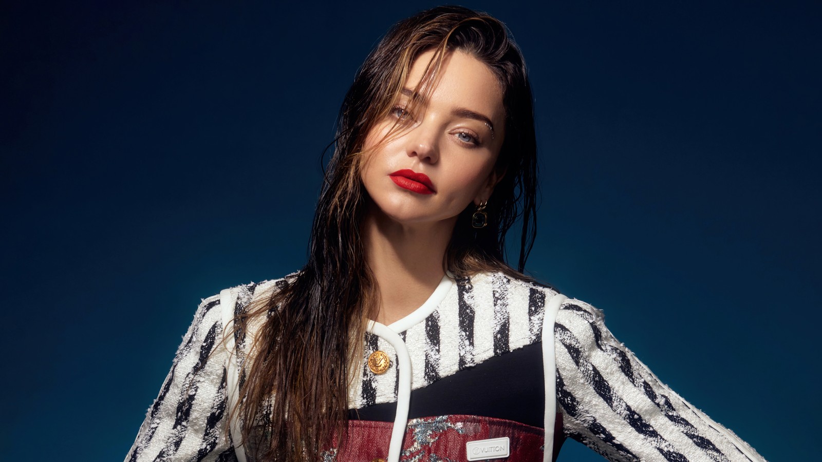 Una mujer con cabello largo y lápiz labial rojo posando para una foto (miranda kerr, elle, modelo, celebridad, chicas)