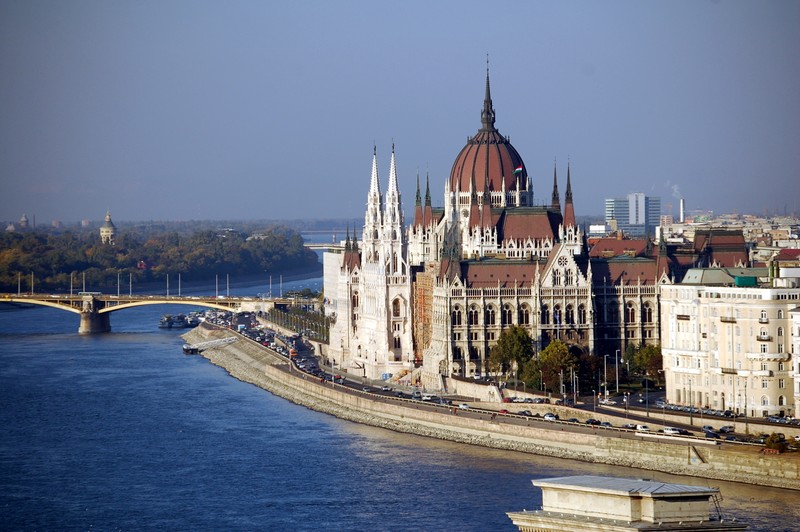 Вид на большое здание с мостом через реку (здание парламента венгрии, путешествие, достопримечательность, город, река)