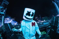 Marshmello actuando en vivo en un concierto de alta energía