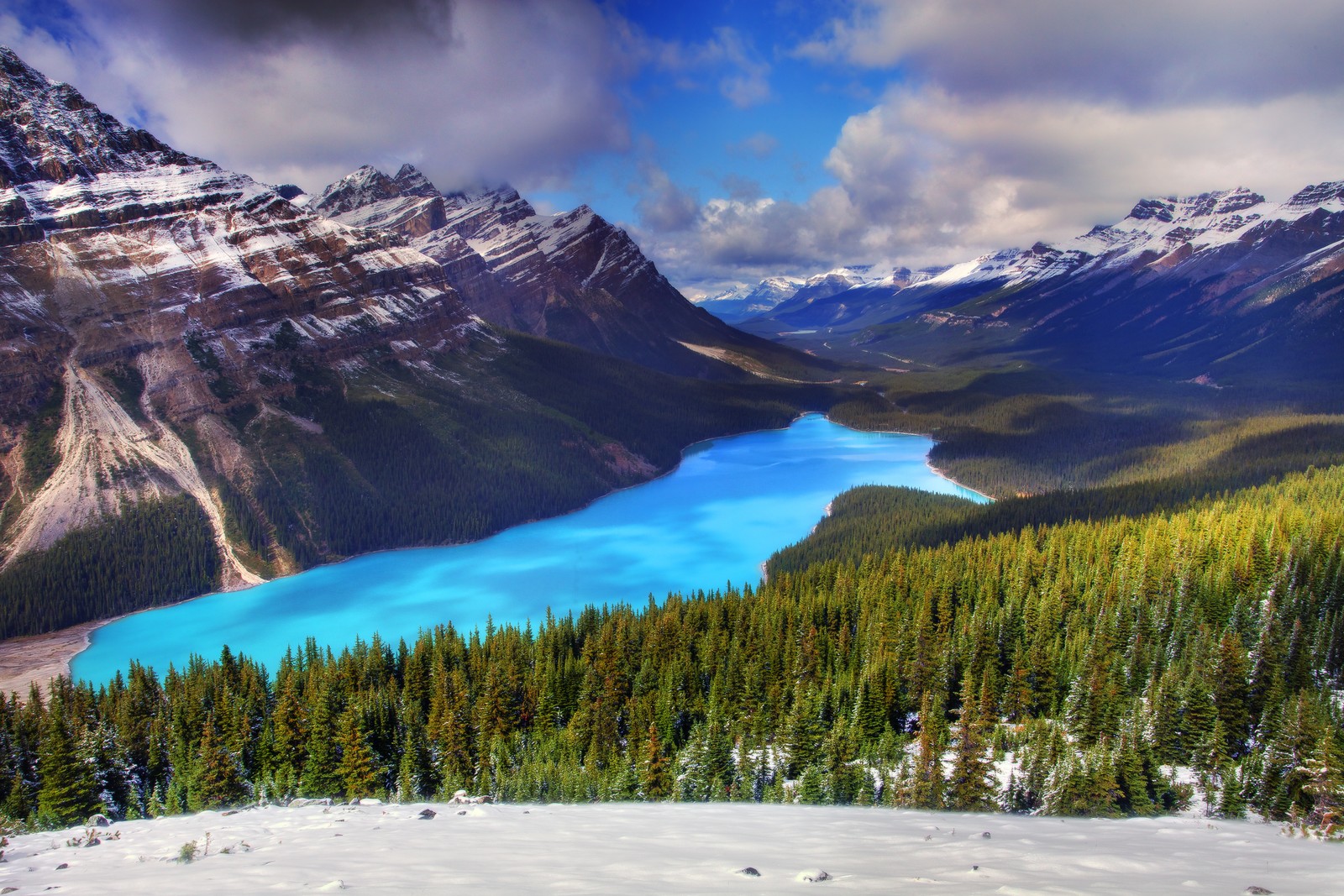 Vista de um lago cercado por montanhas cobertas de neve e pinheiros (lago moraine, banff, lago, montanha, natureza)